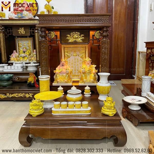 Ban tho Than Tai Ong Dia trong phong khach gia dinh